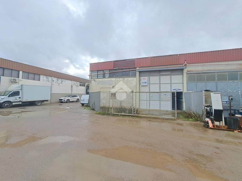 locale commerciale in vendita a Follonica in zona Area Industriale