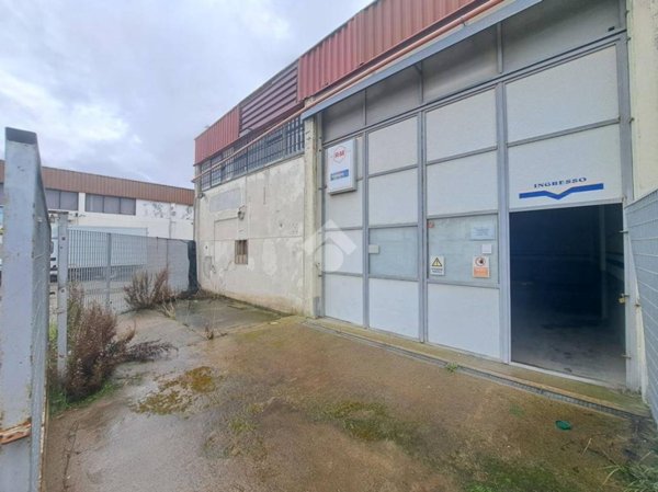 locale commerciale in vendita a Follonica in zona Area Industriale