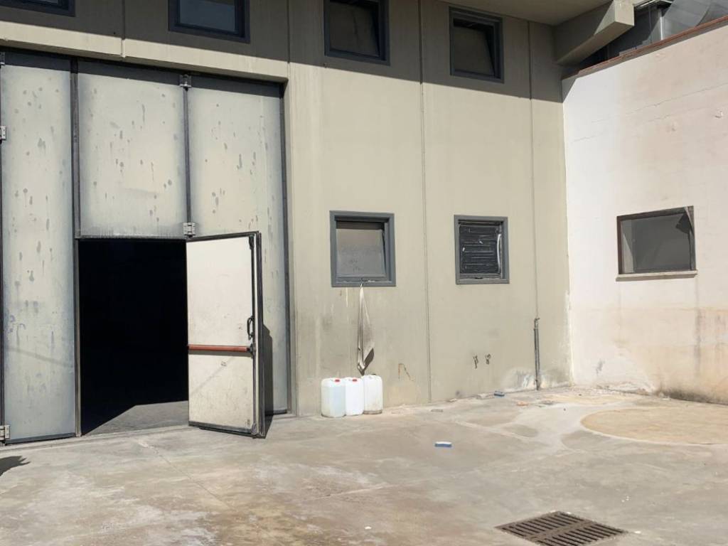capannone in vendita a Follonica in zona Area Industriale