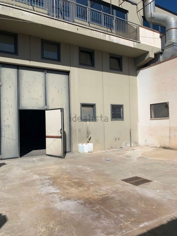 capannone in vendita a Follonica in zona Area Industriale
