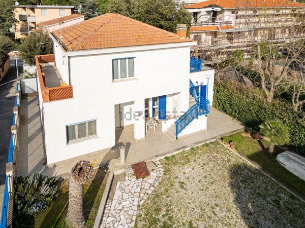 casa indipendente in vendita a Follonica