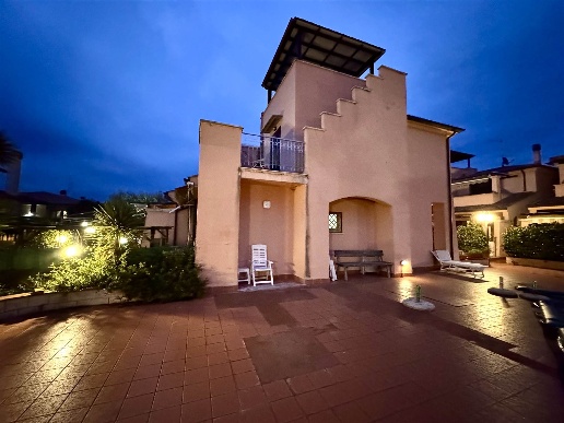 casa indipendente in vendita a Follonica