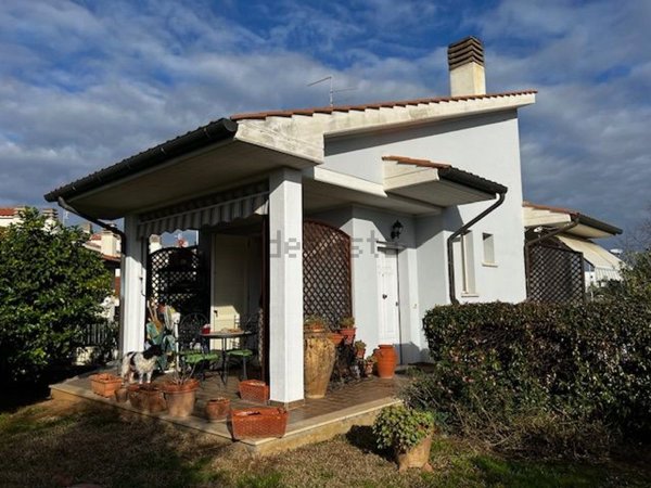 casa indipendente in vendita a Follonica in zona Area Industriale