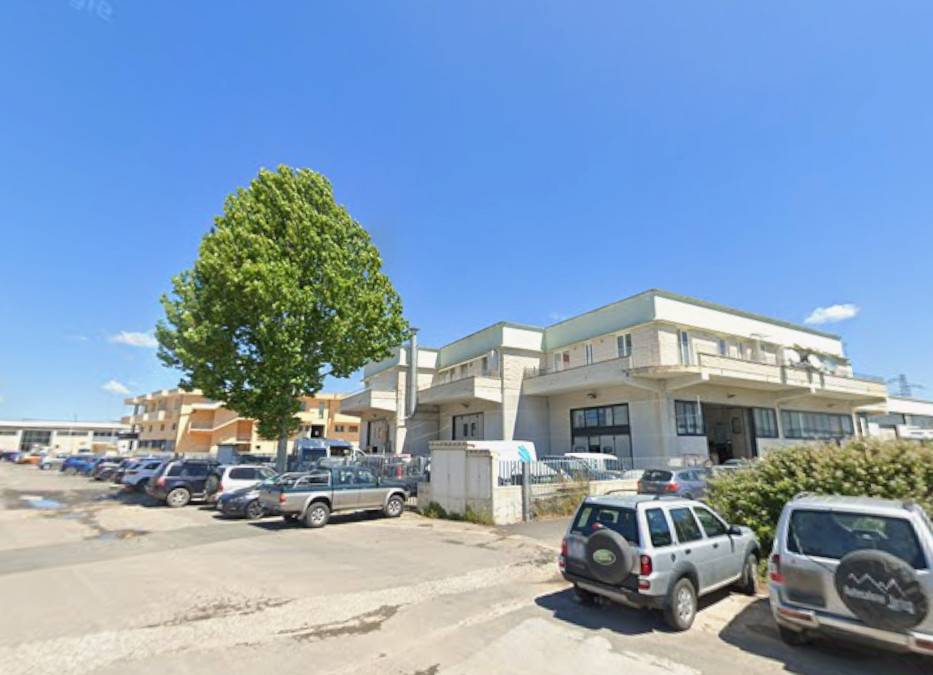 locale di sgombero in vendita a Follonica in zona Area Industriale
