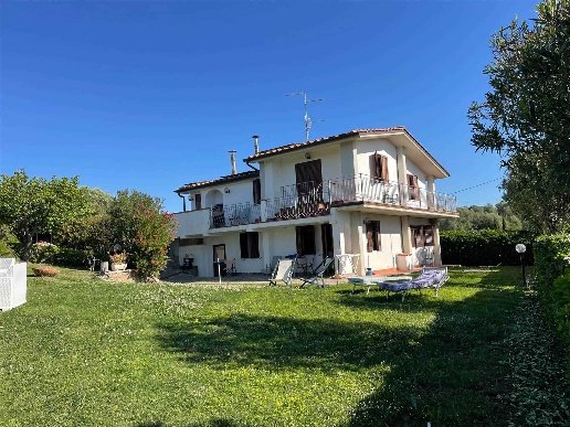 casa indipendente in vendita a Follonica in zona Area Industriale