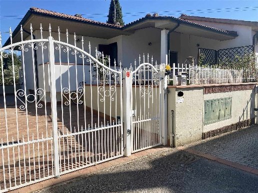 casa indipendente in vendita a Follonica in zona Area Industriale