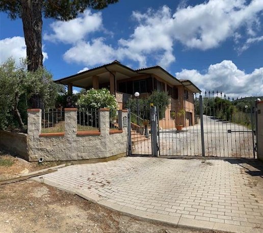casa indipendente in vendita a Follonica in zona Area Industriale