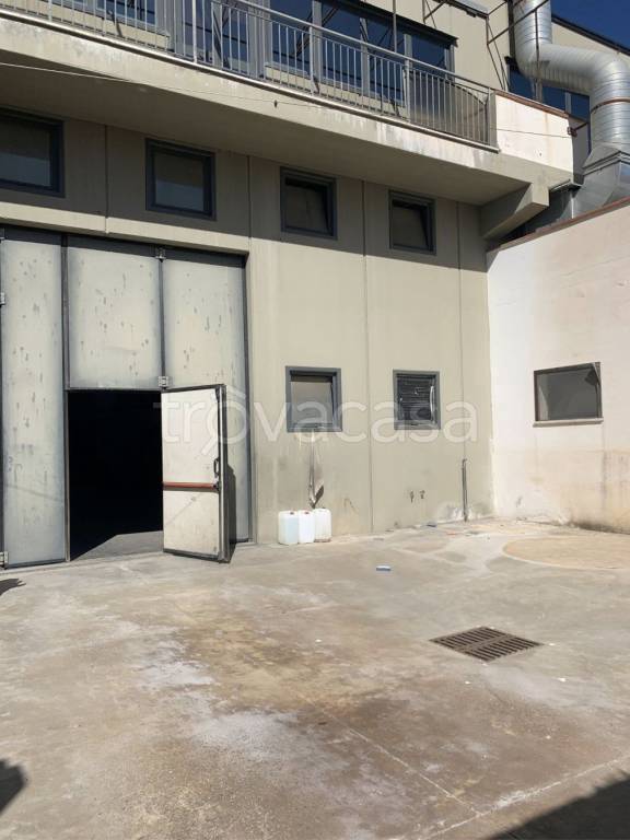 locale commerciale in vendita a Follonica in zona Area Industriale
