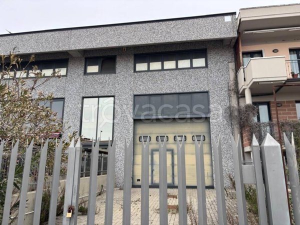 locale commerciale in vendita a Follonica in zona Area Industriale