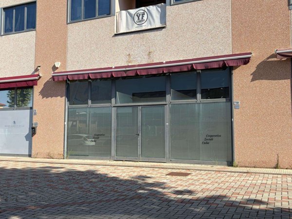ufficio in vendita a Follonica in zona Area Industriale
