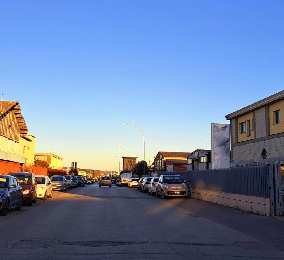 ufficio in vendita a Follonica in zona Area Industriale