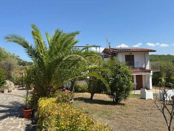 casa indipendente in vendita a Follonica in zona Area Industriale