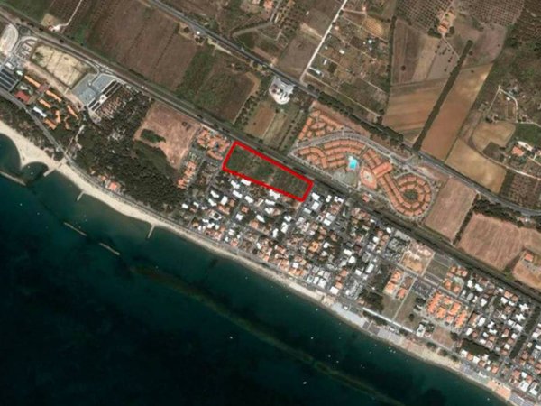 negozio in vendita a Follonica in zona Prato Ranieri