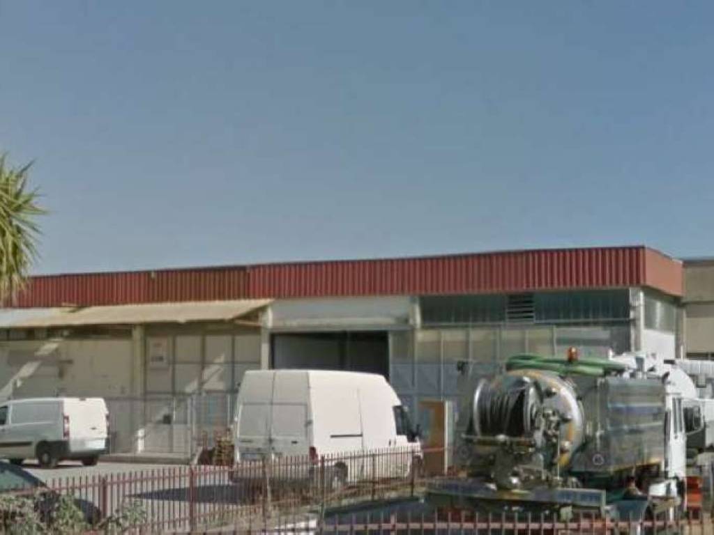 locale commerciale in vendita a Follonica in zona Area Industriale