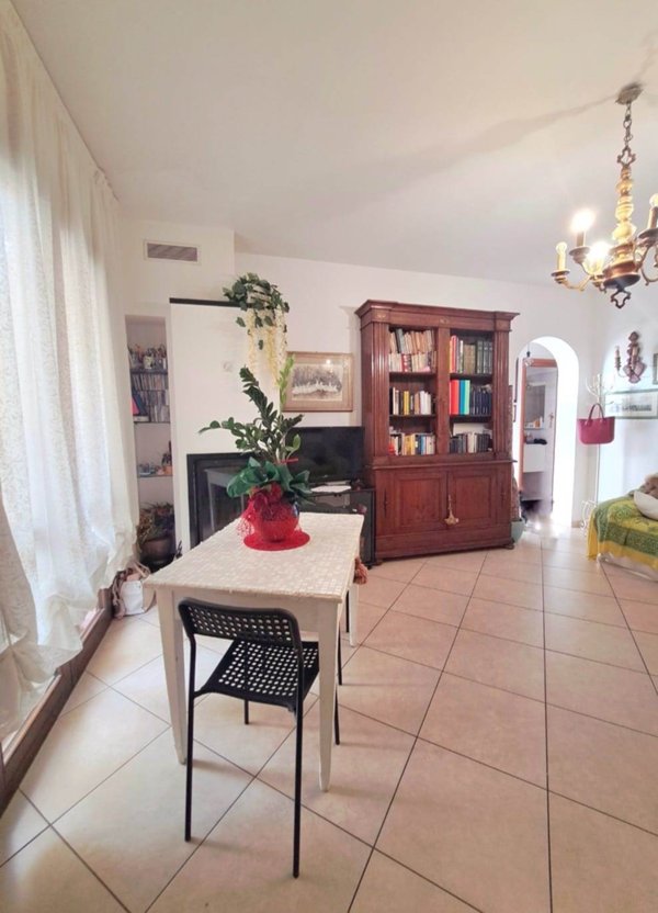 casa indipendente in vendita a Follonica in zona Area Industriale