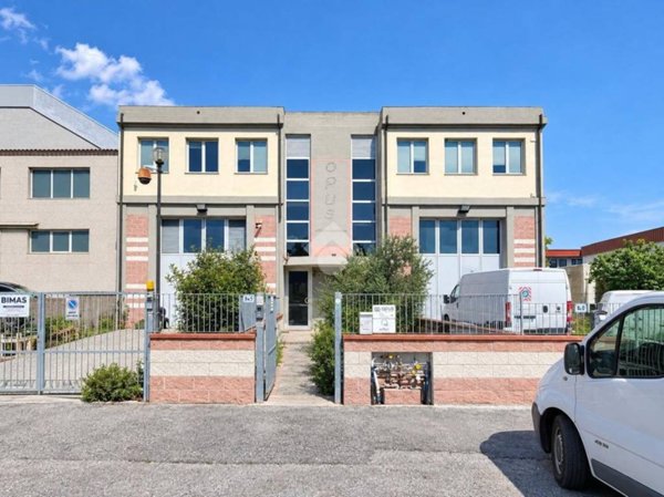 ufficio in vendita a Follonica in zona Area Industriale