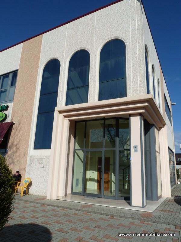 ufficio in vendita a Follonica in zona Area Industriale