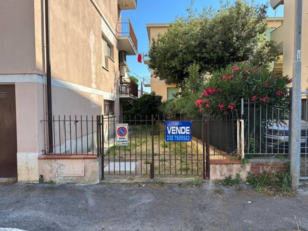 locale commerciale in vendita a Follonica in zona Prato Ranieri