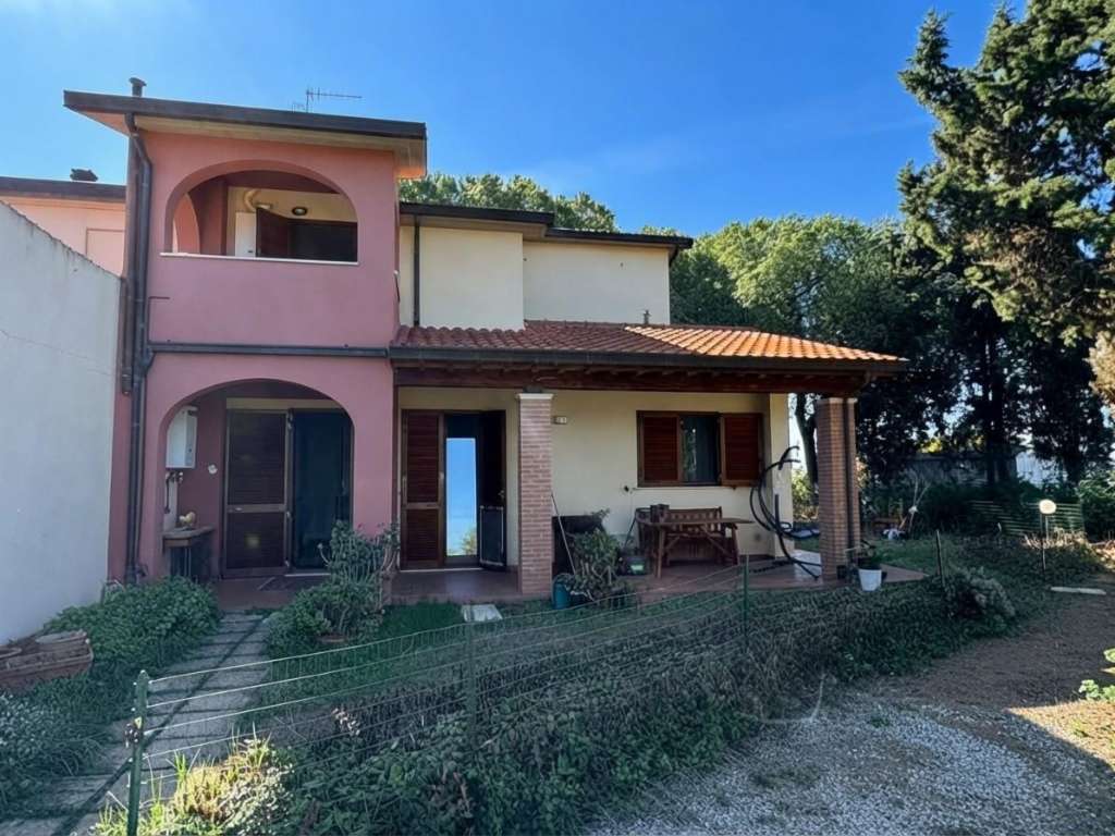 appartamento in vendita a Follonica in zona Area Industriale