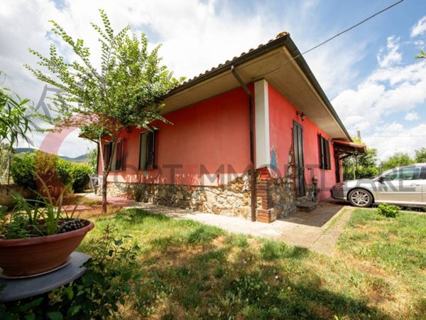 casa indipendente in vendita a Gavorrano in zona Ravi