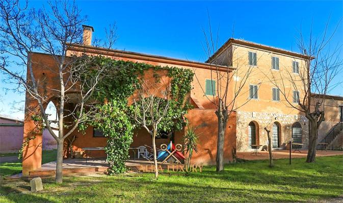 negozio in vendita a Grosseto in zona Principina a Mare