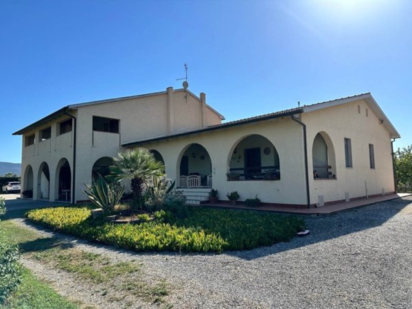 negozio in vendita a Grosseto in zona Alberese