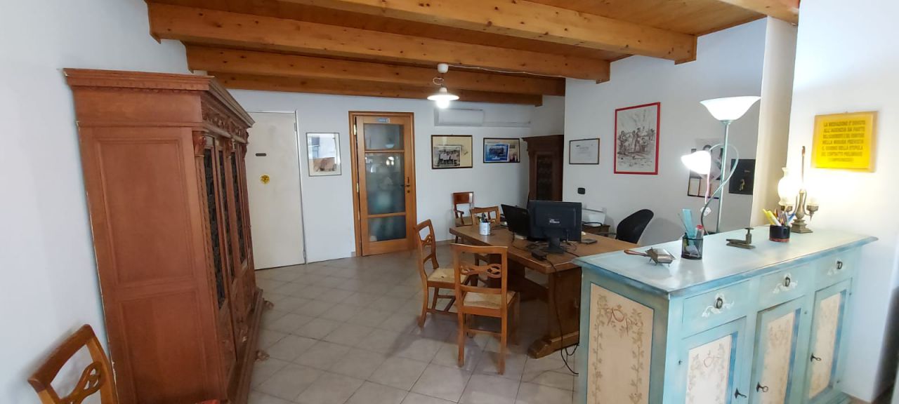 locale commerciale in vendita a Grosseto in zona Centro Città