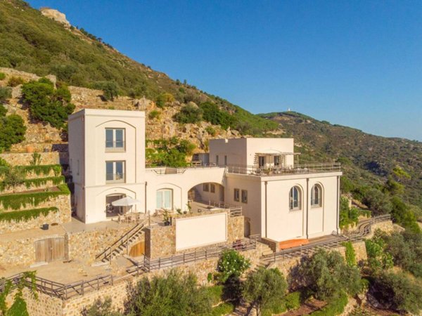 casa indipendente in vendita ad Isola del Giglio in zona Giglio Porto