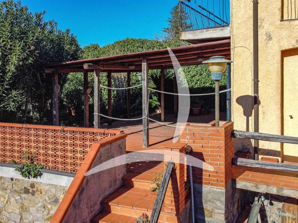 casa indipendente in vendita ad Isola del Giglio in zona Giglio Campese