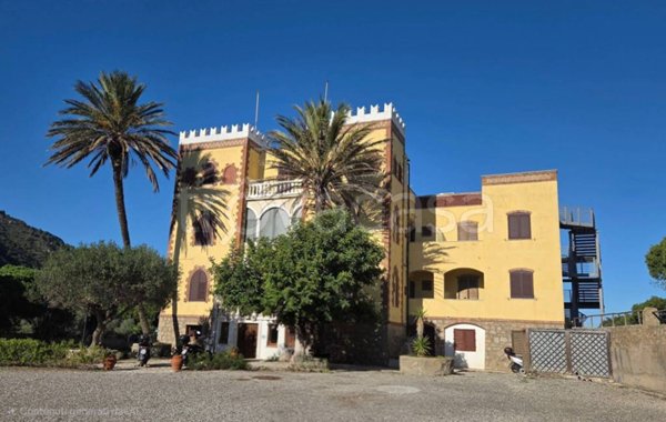 negozio in vendita ad Isola del Giglio in zona Giglio Porto