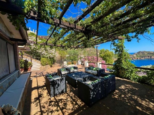casa indipendente in vendita ad Isola del Giglio in zona Giglio Porto