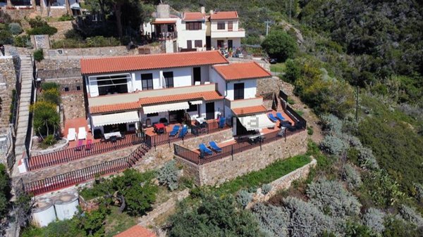 casa indipendente in vendita ad Isola del Giglio in zona Giglio Campese