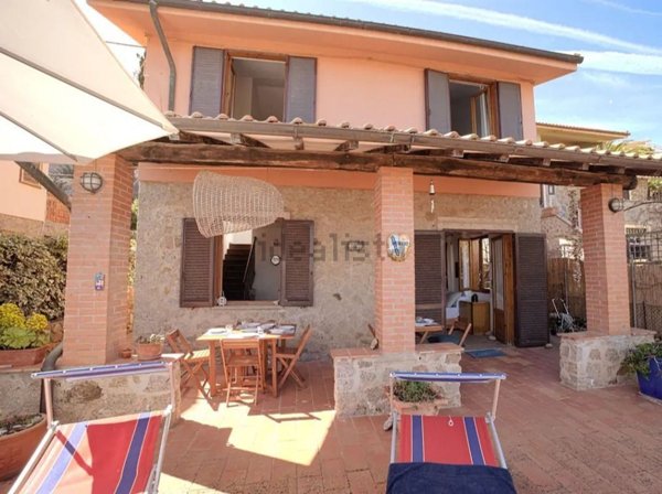 casa indipendente in vendita ad Isola del Giglio in zona Giglio Porto