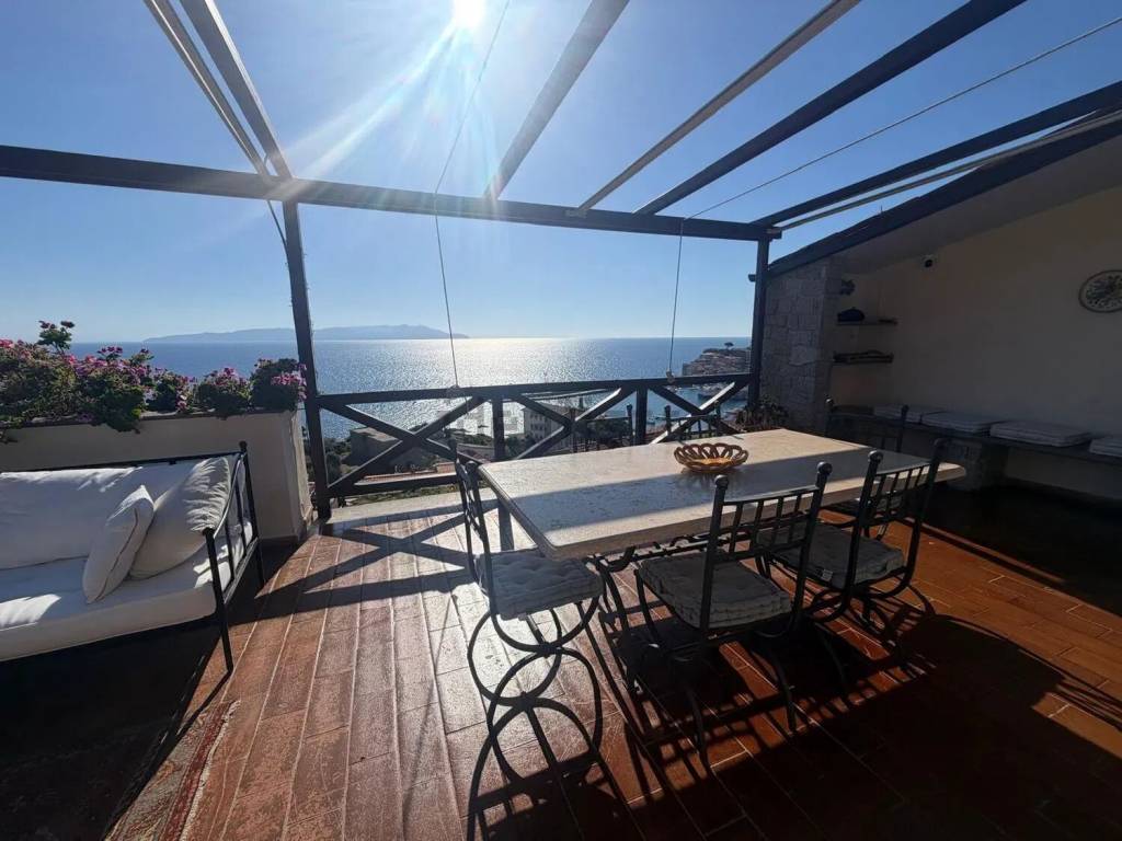 appartamento in vendita ad Isola del Giglio in zona Giglio Porto