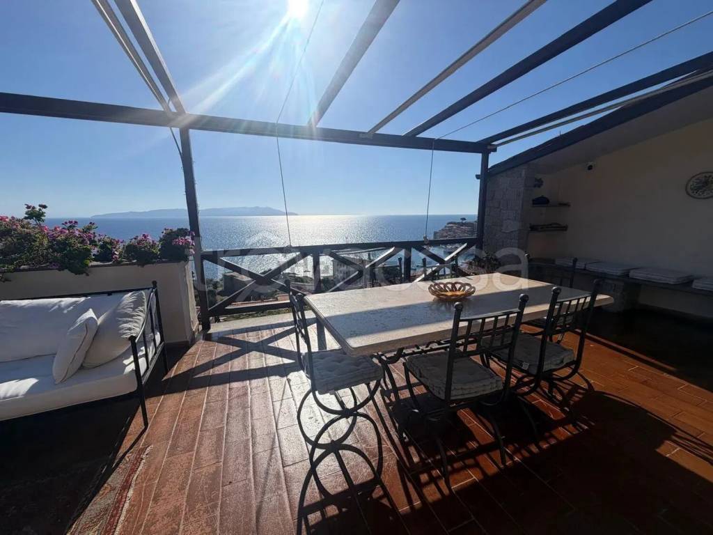 casa indipendente in vendita ad Isola del Giglio in zona Giglio Porto