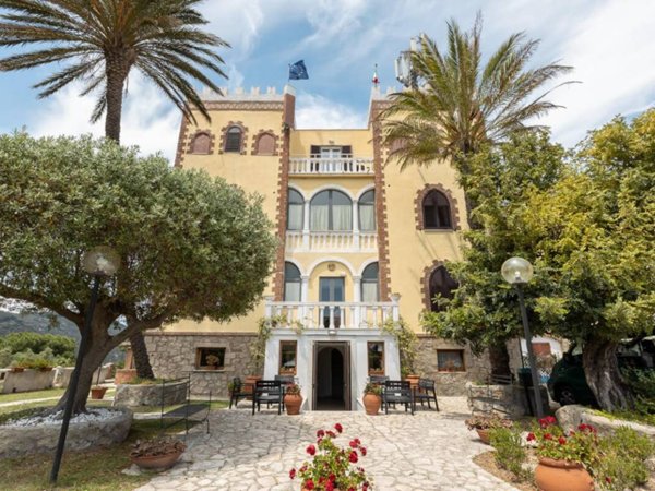 villa in vendita ad Isola del Giglio in zona Giglio Porto