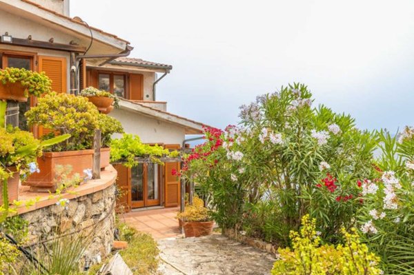 casa indipendente in vendita ad Isola del Giglio in zona Giglio Porto