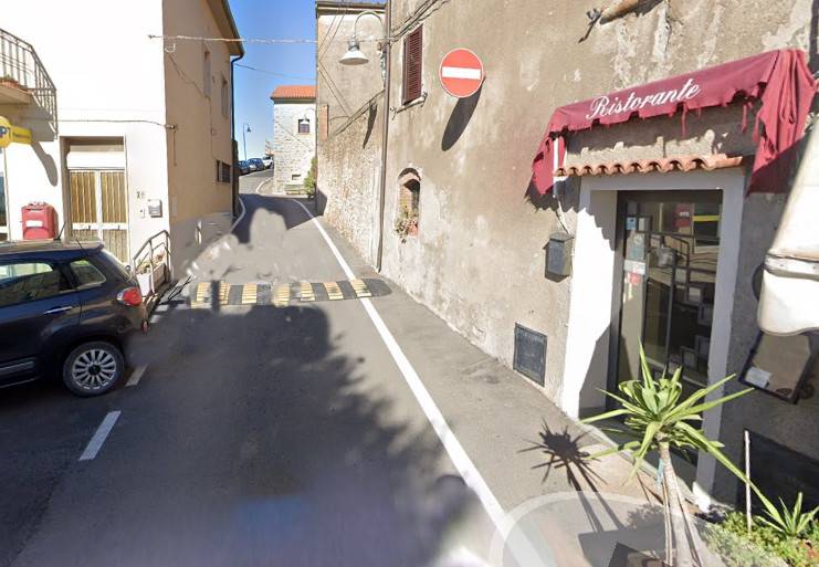 locale commerciale in vendita a Magliano in Toscana in zona Montiano