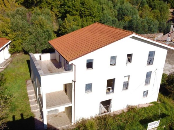 intera palazzina in vendita a Manciano in zona Saturnia