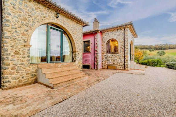 casa indipendente in vendita a Manciano in zona Saturnia