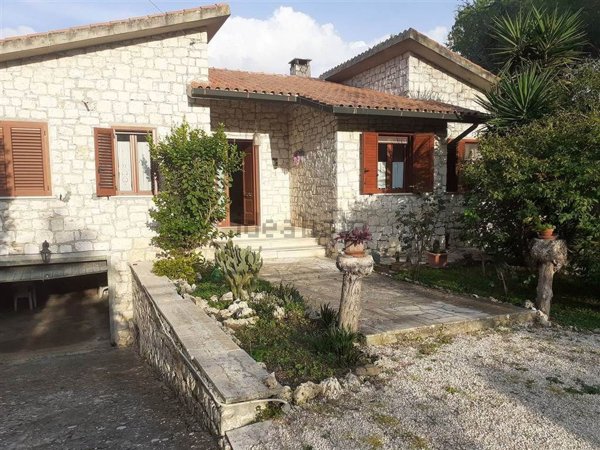 casa indipendente in vendita a Manciano