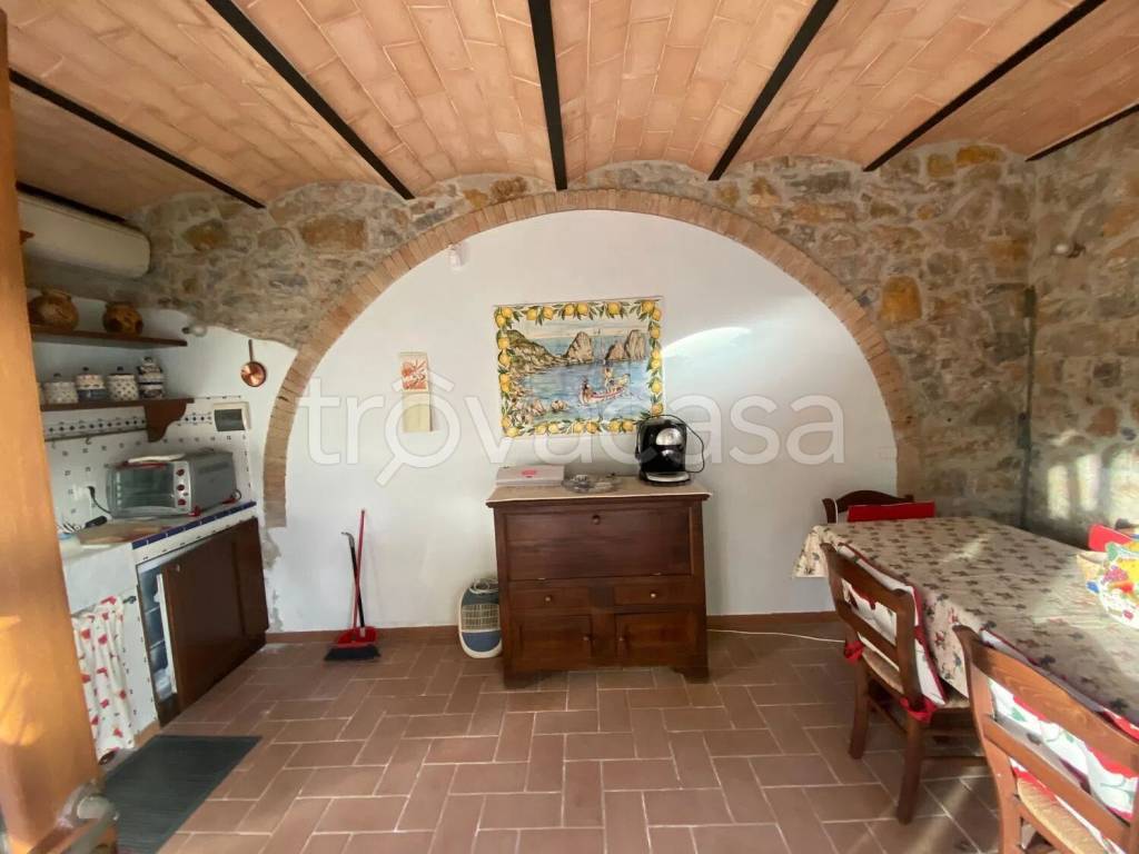casa indipendente in vendita a Manciano in zona Montemerano