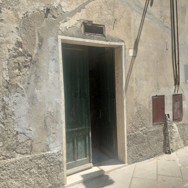 locale di sgombero in vendita a Manciano