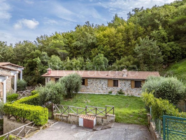 casa indipendente in vendita a Manciano in zona Saturnia