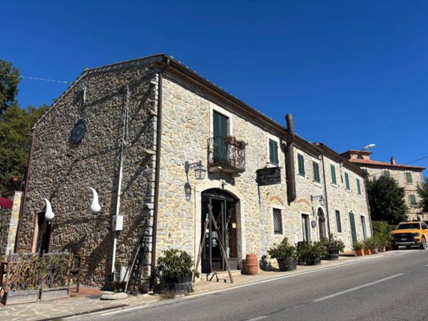 intera palazzina in vendita a Manciano in zona Montemerano