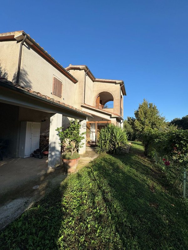 casa indipendente in vendita a Manciano in zona Saturnia