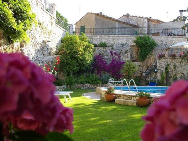 negozio in vendita a Manciano in zona Saturnia