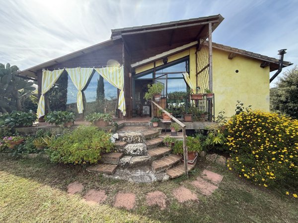 casa indipendente in vendita a Manciano in zona Saturnia