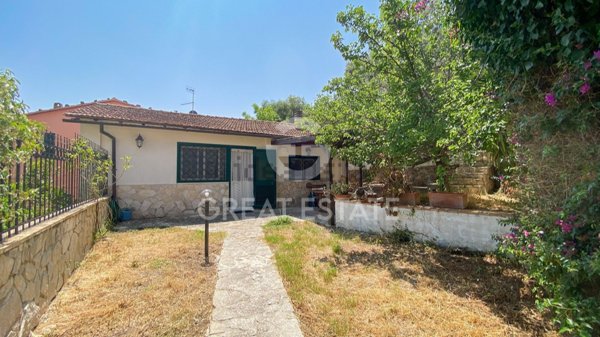 pentavano in vendita a Monte Argentario in zona Porto Santo Stefano