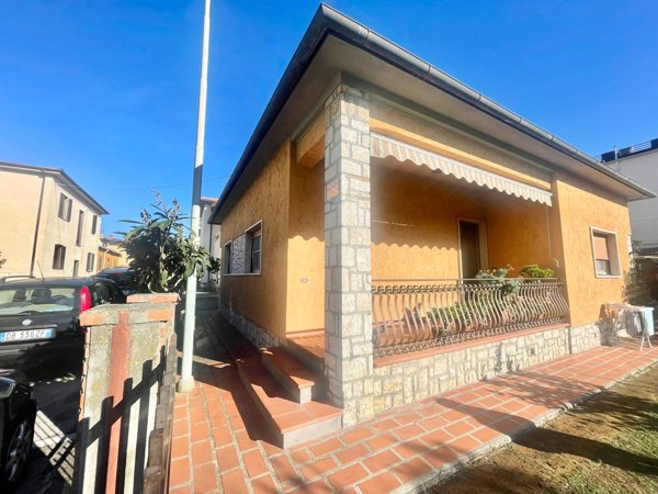 casa indipendente in vendita ad Orbetello in zona Albinia